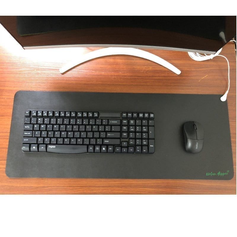 Earthing mat, grounding at the work desk. Earthing mat, grounding at the work desk.