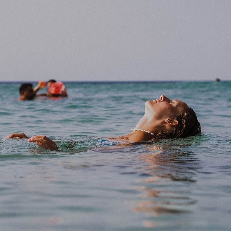 Does Saltwater Enhance Grounding? The Science of Ocean and Beach Earthing